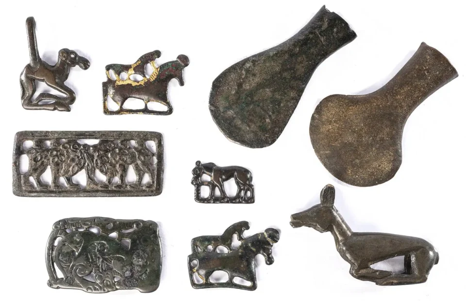 Nine openwork bronze elements - CHINA - Han dynasty (1st century BC - 3rd century AD)