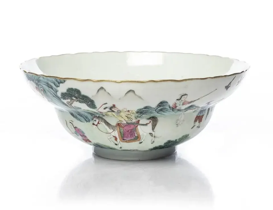 Elegant porcelain bowl - CHINA - Qing Dynasty (1644-1912)