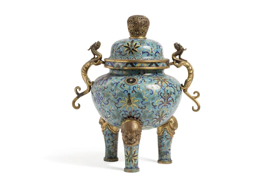 Brûle-parfum couvert reposant sur trois pieds crachés par des têtes de lions, en bronze et émaux cloisonnés - CHINE - Epoque QIANLONG (1736-1795)