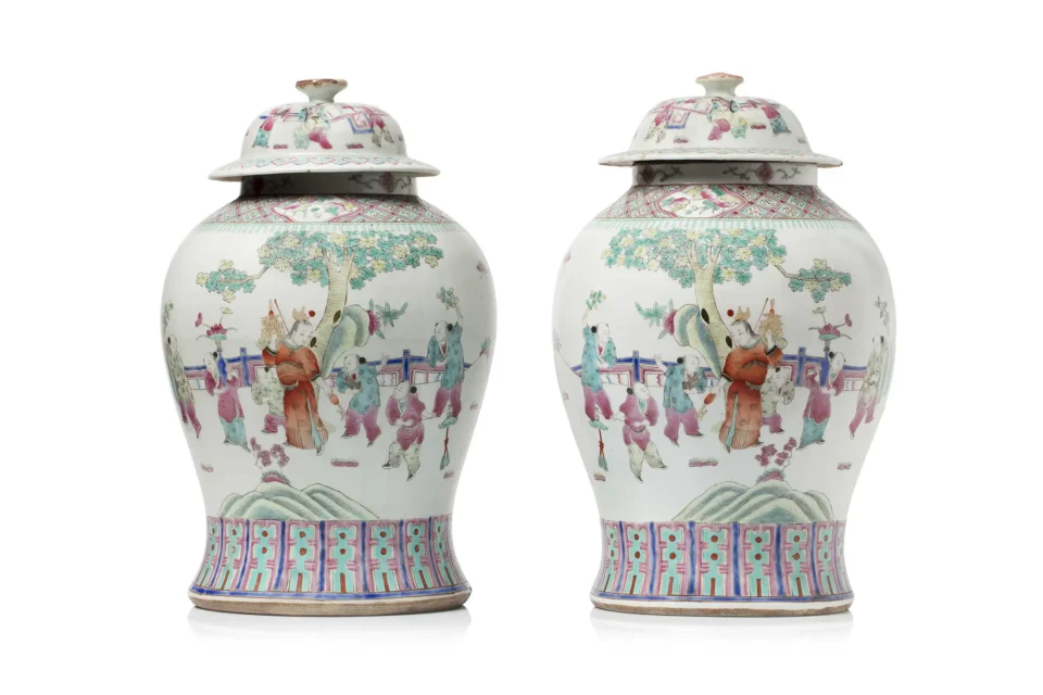 Paire de potiches couvertes en porcelaine et émaux de la famille rose - CHINE - XXe siècle