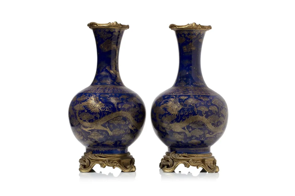 Paire de vases pansus à long col en porcelaine et émail bleu poudré - CHINE - XIXe siècle