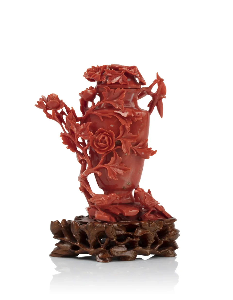 Vase balustre couvert en corail rouge* - CHINE - XXe siècle