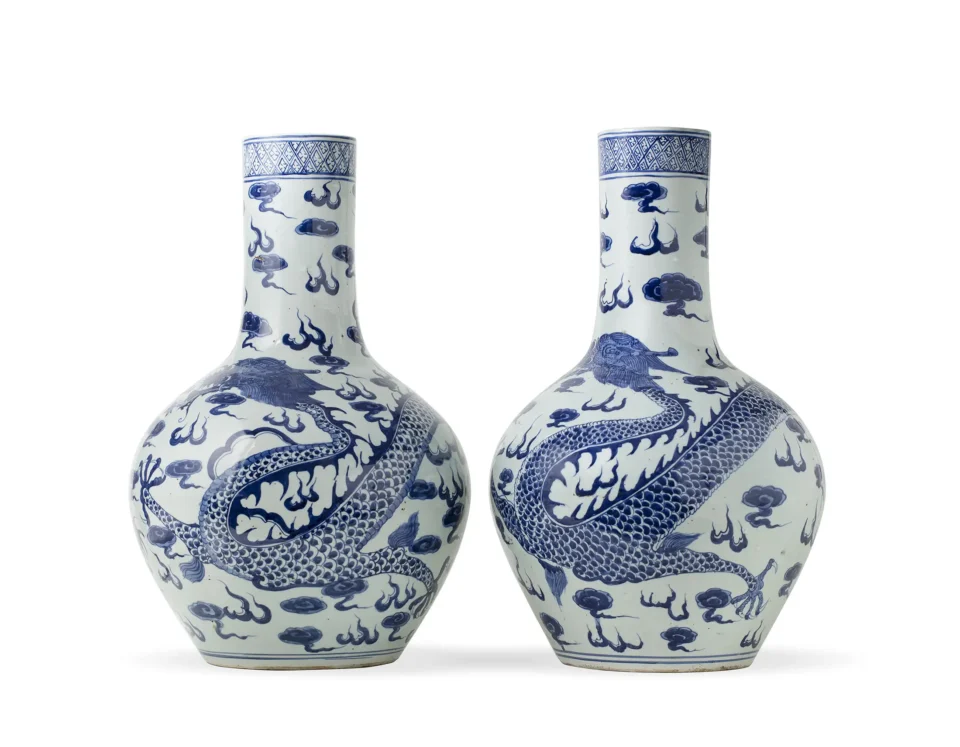 Paire de grands vases en porcelaine de forme bouteille - CHINE - XXe siècle