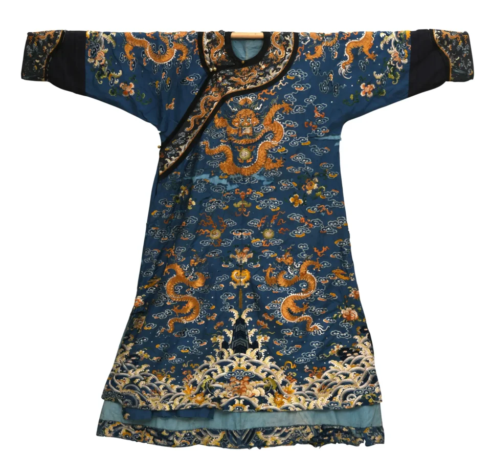 Court dress in gold-thread-embroidered silk - CHINA - 19th century