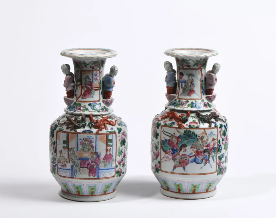 Paire de vases en porcelaine à décor de la famille rose, - CHINE - XIXe siècle