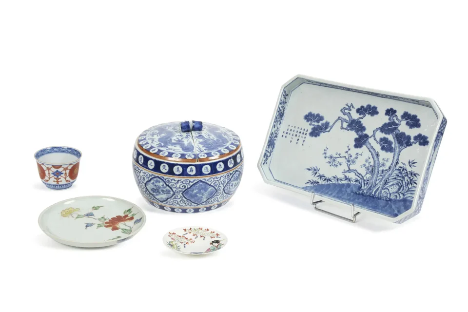 Set comprising a tray, a rafraichissoir and a cup and plates, in blue-white porcelain, some with polychrome enamels, decorated with figures, dragons, pines and various flowers. - JAPAN - 20th century