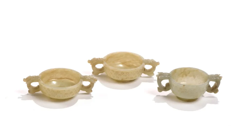 Lot de trois coupes rituelles en jade céladon dont une paire à la base en forme de lotus - CHINE - XVIIIe siècle