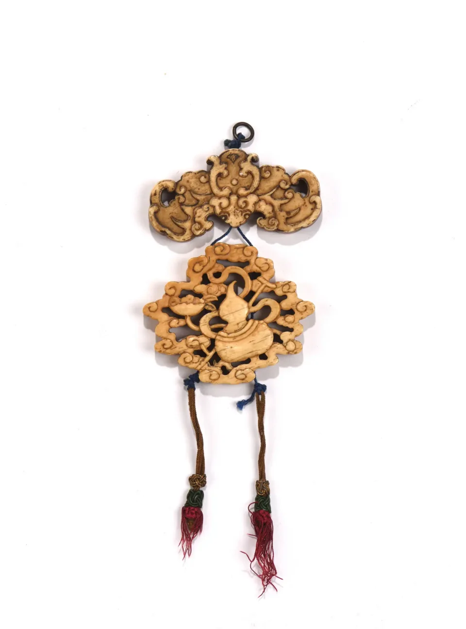 Pendentif formé de deux éléments en ivoire*, représentant une chauve-souris et une coloquinte parmi des nuages - CHINE - Dynastie Qing (1644-1912)