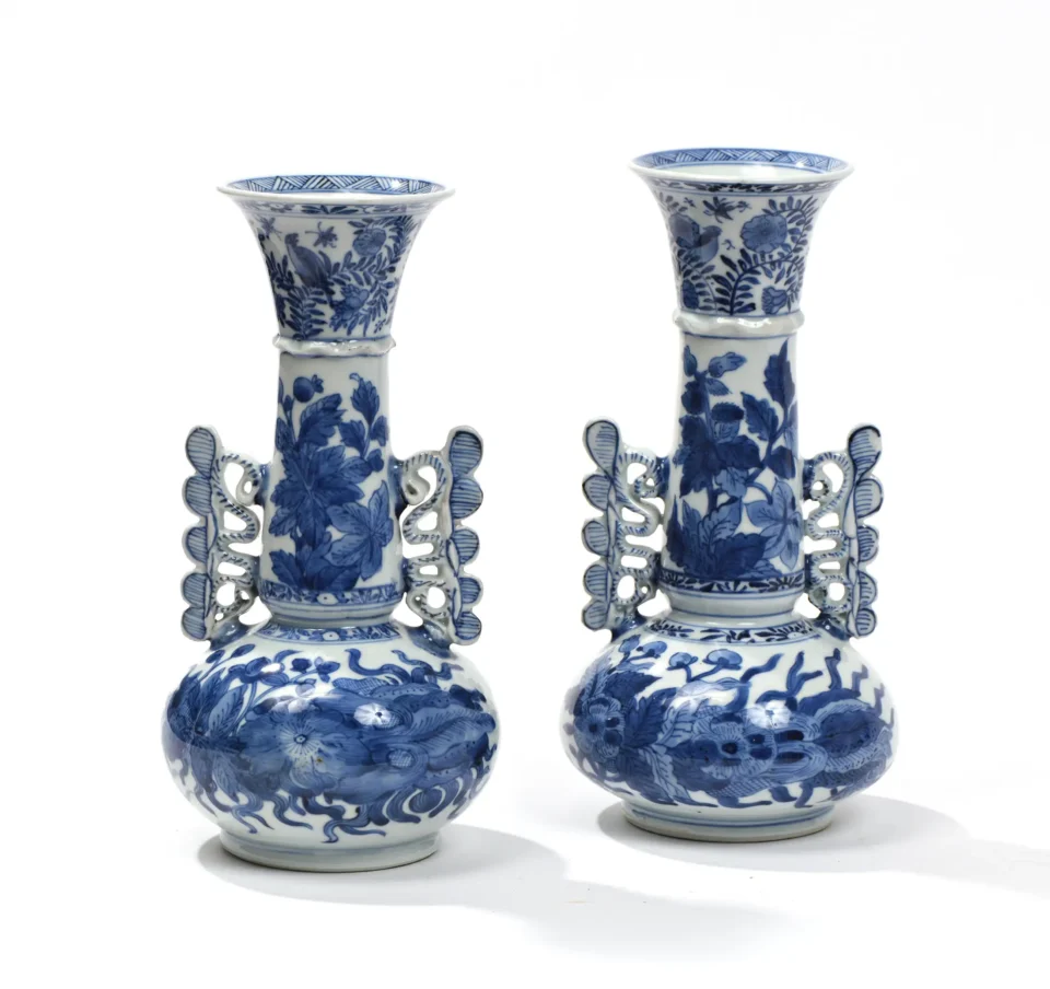 Paire de vases pansus à long col évasé en porcelaine blanche - CHINE - Epoque KANGXI (1662-1722 / XVII-XVIIIe siècle )