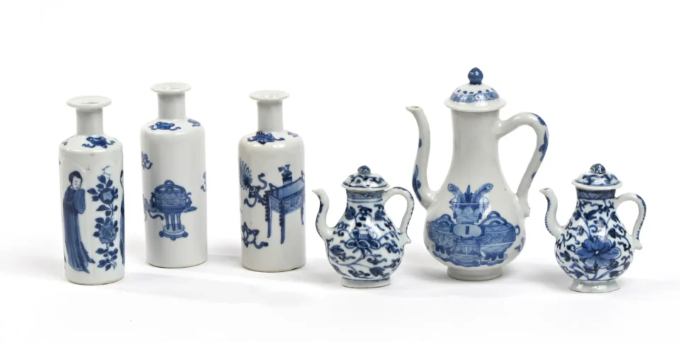 Lot comprenant trois vases cylindriques en porcelaine bleu blanc, - CHINE - Epoque KANGXI (1662-1722 / XVII-XVIIIe siècle )