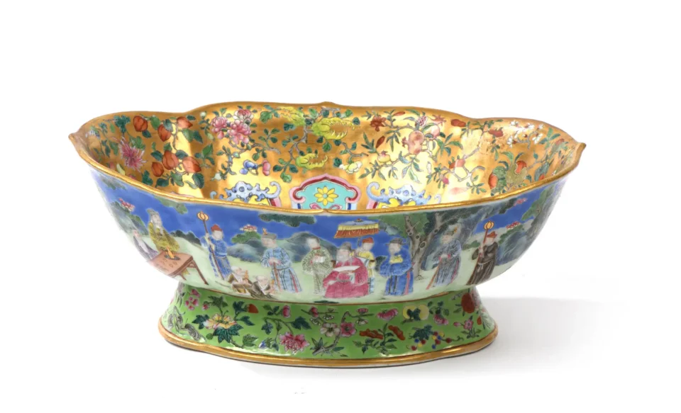 Coupe polylobée sur pied en porcelaine et émaux de la famille rose, - CHINE - XIXe siècle