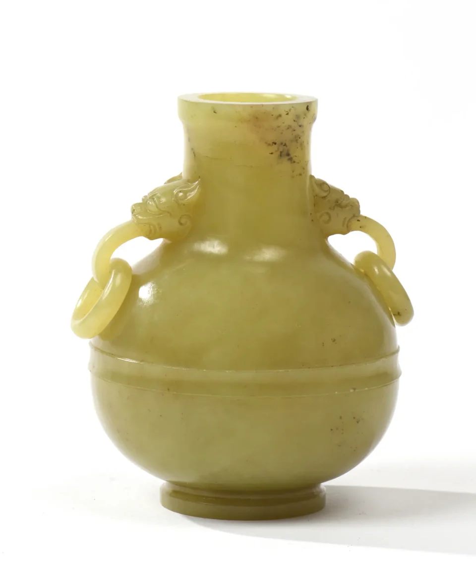 Vase Hu en jade jaune légèrement veiné de rouille, - CHINE - XXe siècle