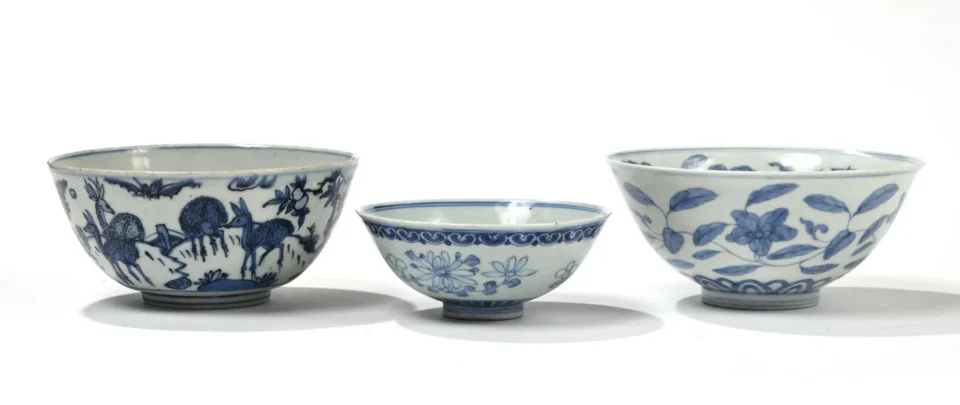 Trois coupes en porcelaine bleu blanc, à décor d’animaux, fleurs et végétaux. - CHINE - XVIII-XIXe siècle