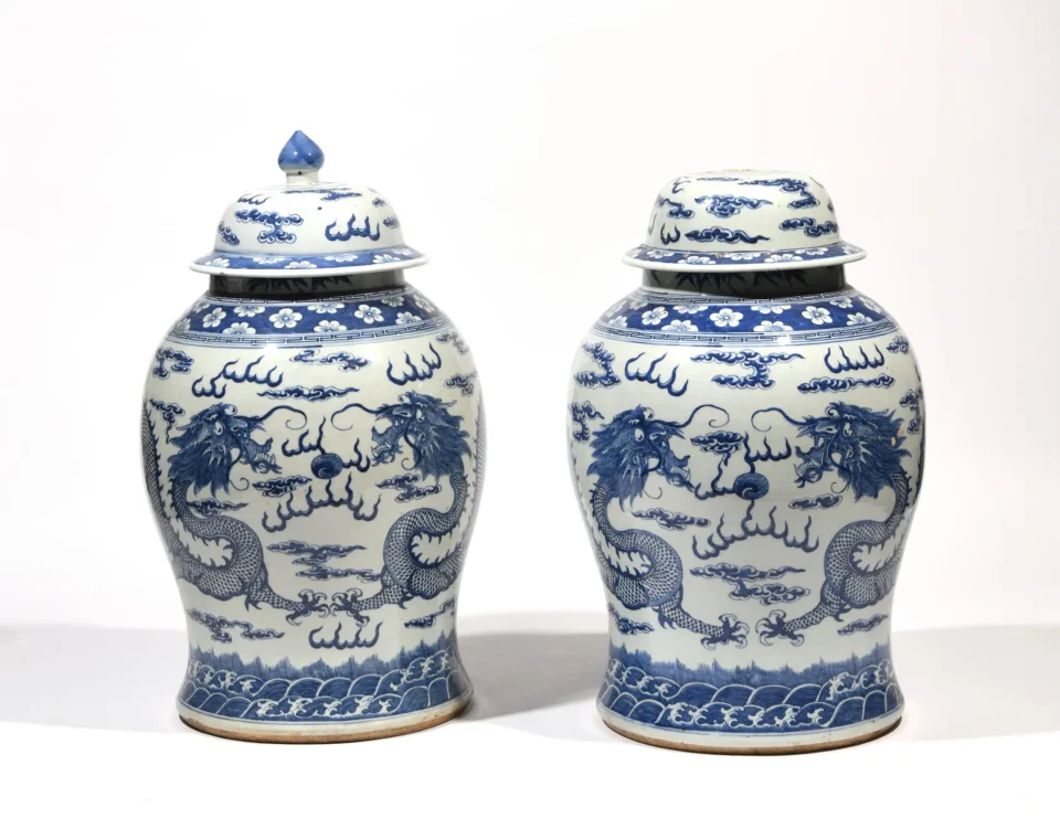 Paire de grandes potiches balustres couvertes en porcelaine blanche, - CHINE - XIXe siècle