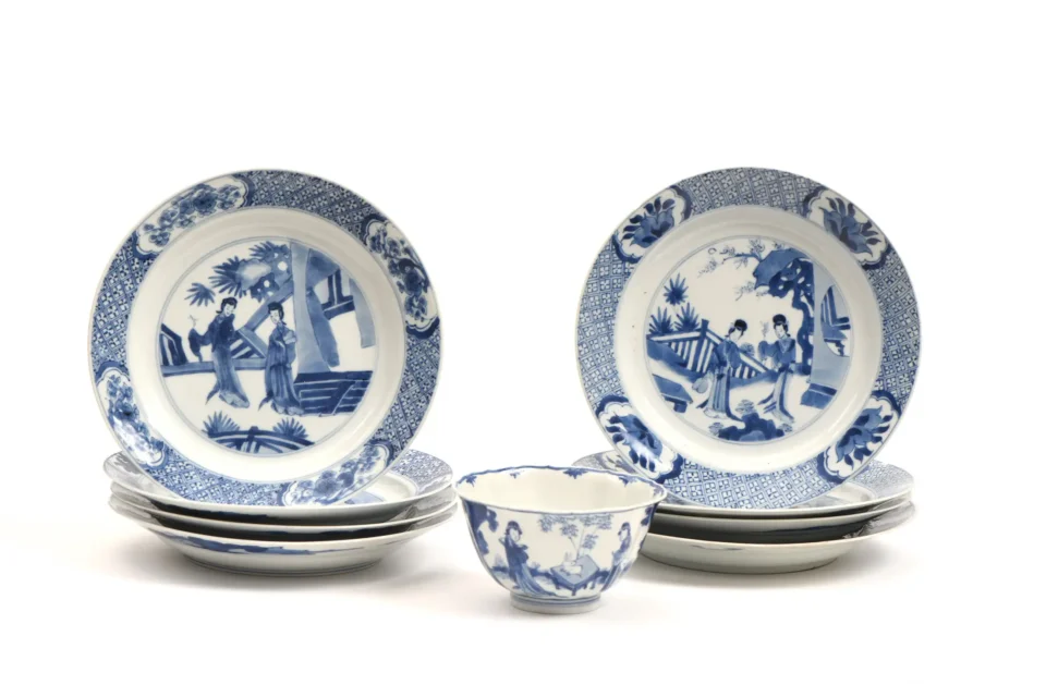 Lot comprenant huit assiettes en porcelaine bleu blanc, - CHINE - Epoque KANGXI (1662-1722 / XVII-XVIIIe siècle )