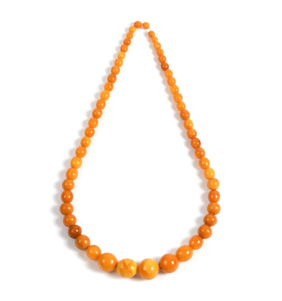 Collier composé de perles en ambre. - CHINE - XXe siècle