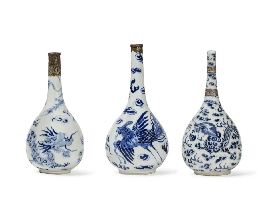 Ensemble de trois vases bouteilles en porcelaine ‘bleu de Hué’ - VIETNAM - XIXe siècle