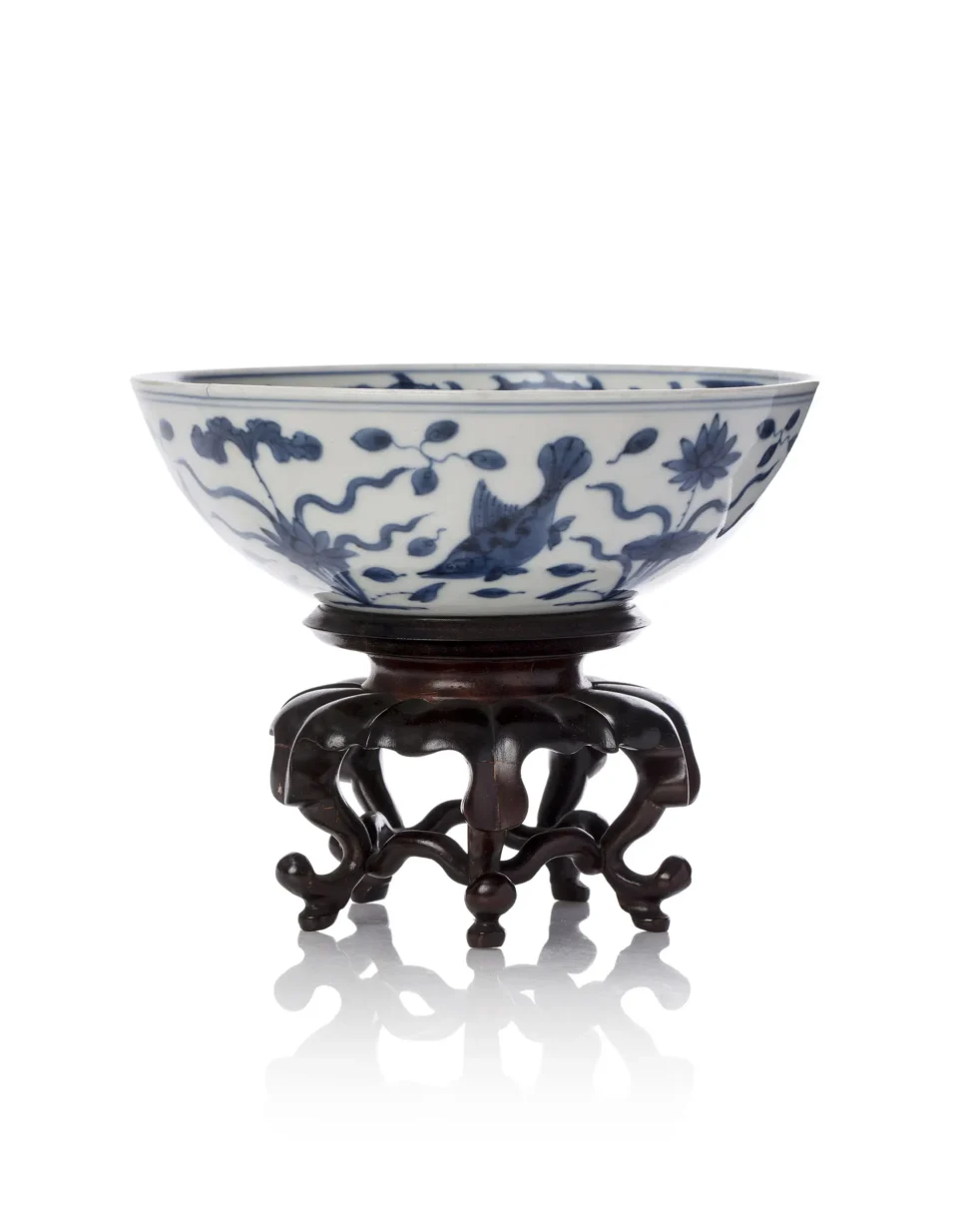 Bol en porcelaine à décor bleu blanc de carpes dans un étang, - CHINE - Dynastie Ming (1368-1644)