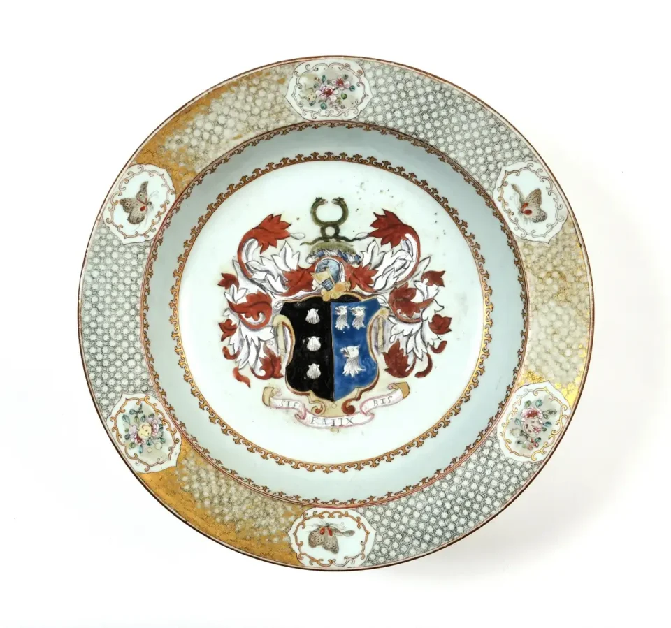 Grand plat en porcelaine - CHINE - XVIIIe siècle