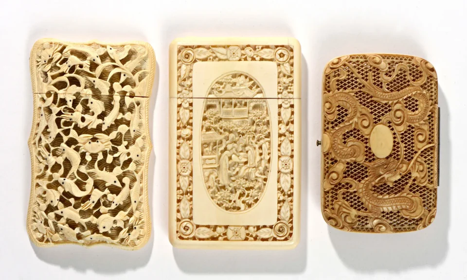 Lot including a small box with openwork dragon decoration, a card case with fish and shellfish decoration, a card case with scenes of people in gardens. - CHINA - 19th century