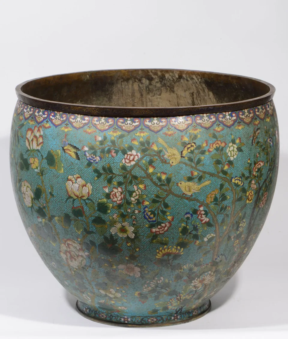 Grande vasque en bronze et émaux cloisonnés polychromes sur fond bleu à décor d’arbres en fleurs et bambous parmi lesquels évoluent oiseaux et papillons. - CHINE - XIXe siècle