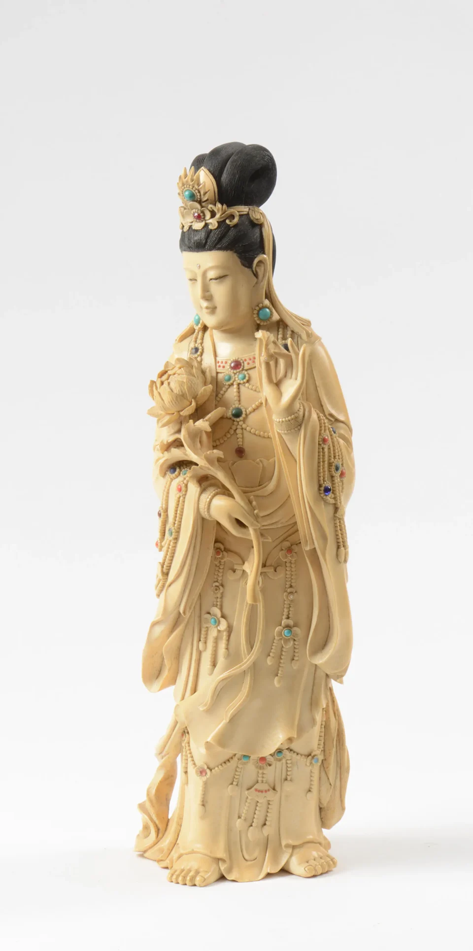 Important sujet en ivoire représentant une guanyin en habit de cours tenant une fleurs de lotus. - CHINE - XXe siècle