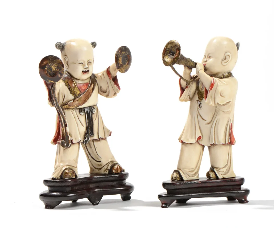 Deux statuettes en ivoire polychrome représentant deux jeunes musiciens. - CHINE - XXe siècle