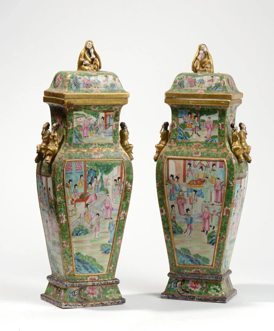 Paire de vases balustres couverts en porcelaine de Canton - CHINE - XIXe siècle