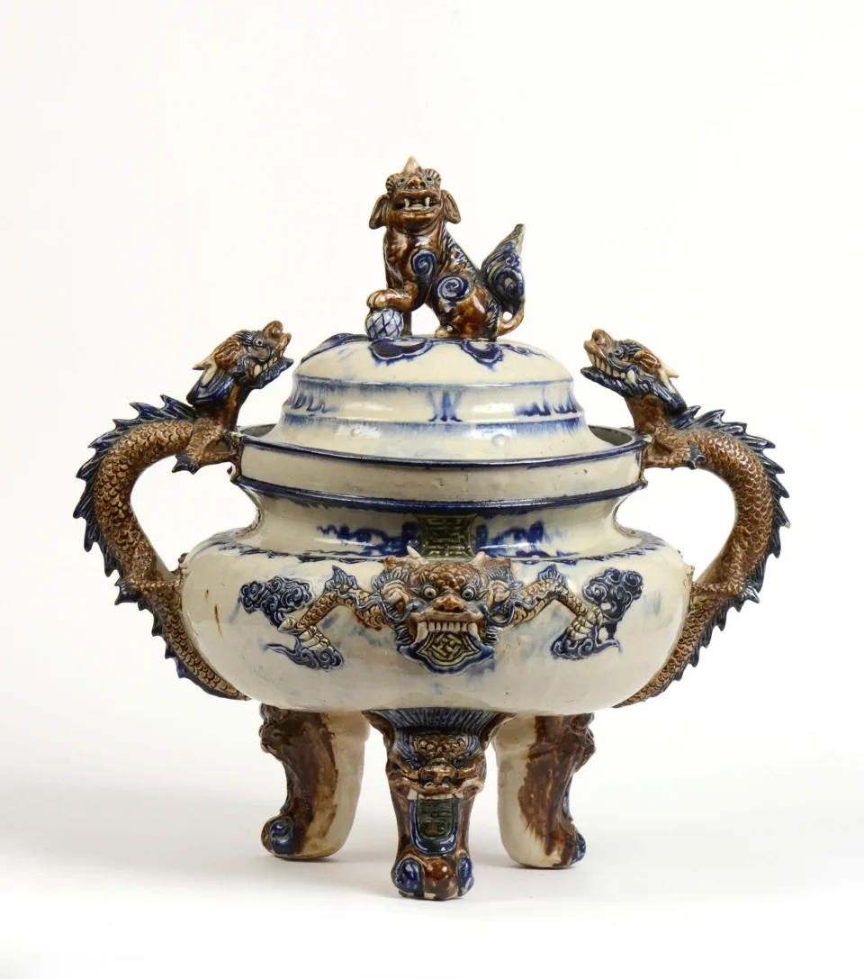 Important tripod perfume burner in ceramic and polychrome enamel decorated with four dragons - CHINA - 19th century