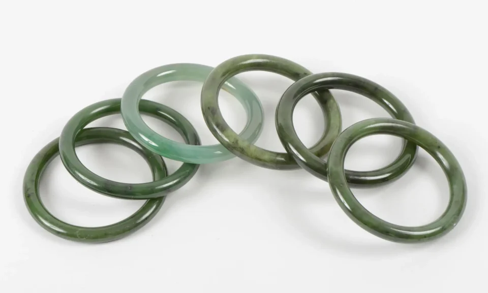 Set of 6 bracelets, 5 in spinach green jade and one in jadeite. - CHINA - 20th century