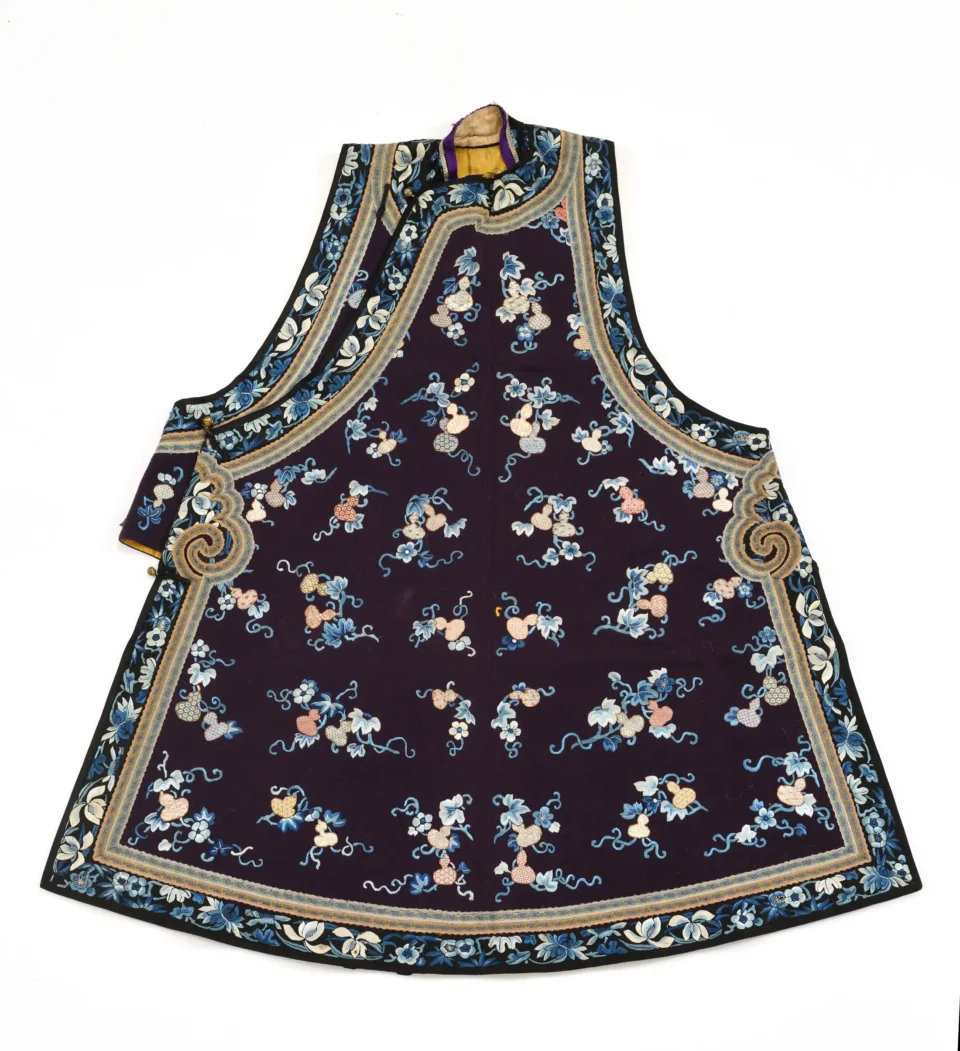 Embroidered silk dress - CHINA - 19th century