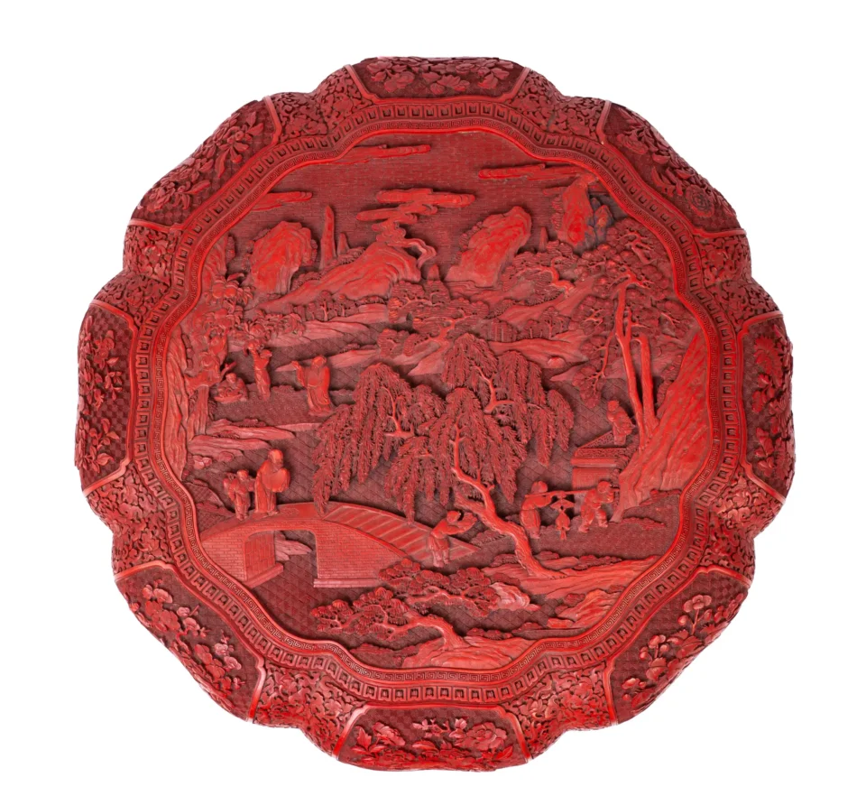 Grande boîte polylobée couverte en laque rouge sculptée - CHINE - XVIIIe siècle