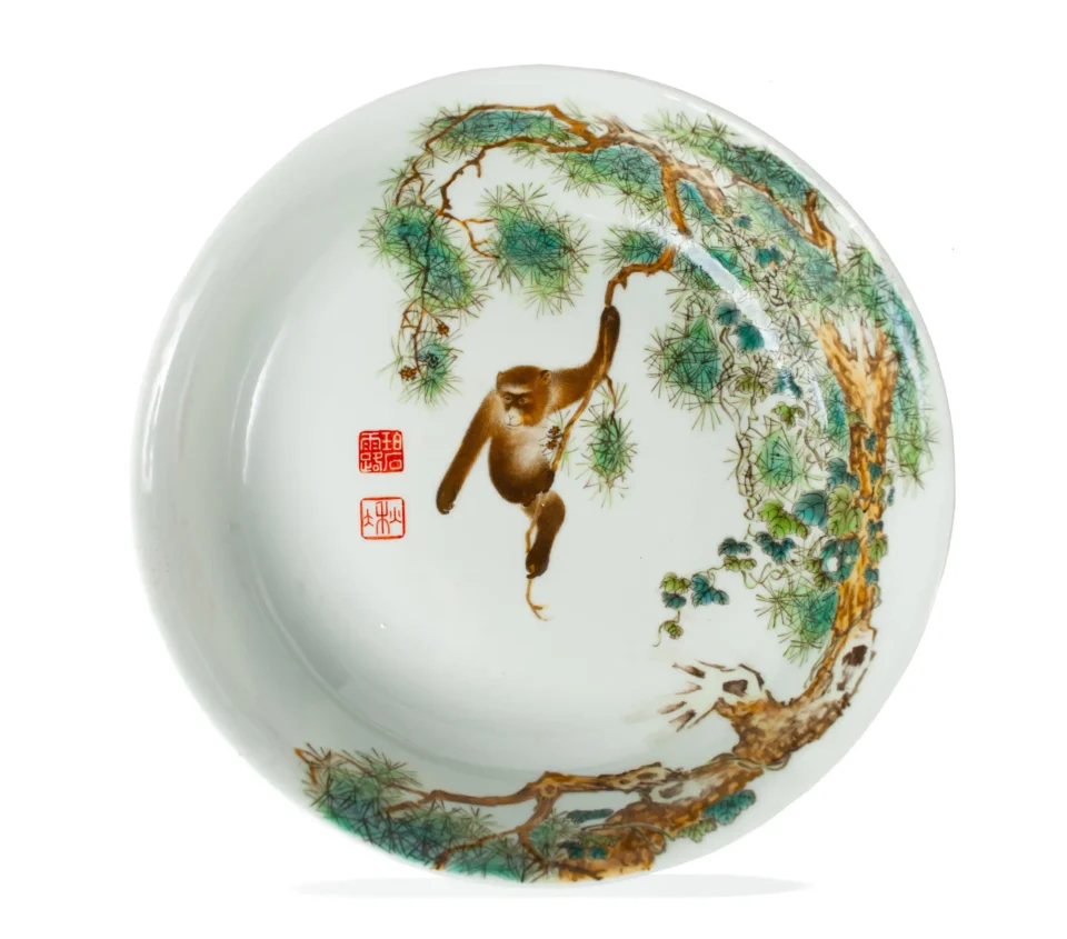 Plat en porcelaine émaillée - CHINE - XXe siècle