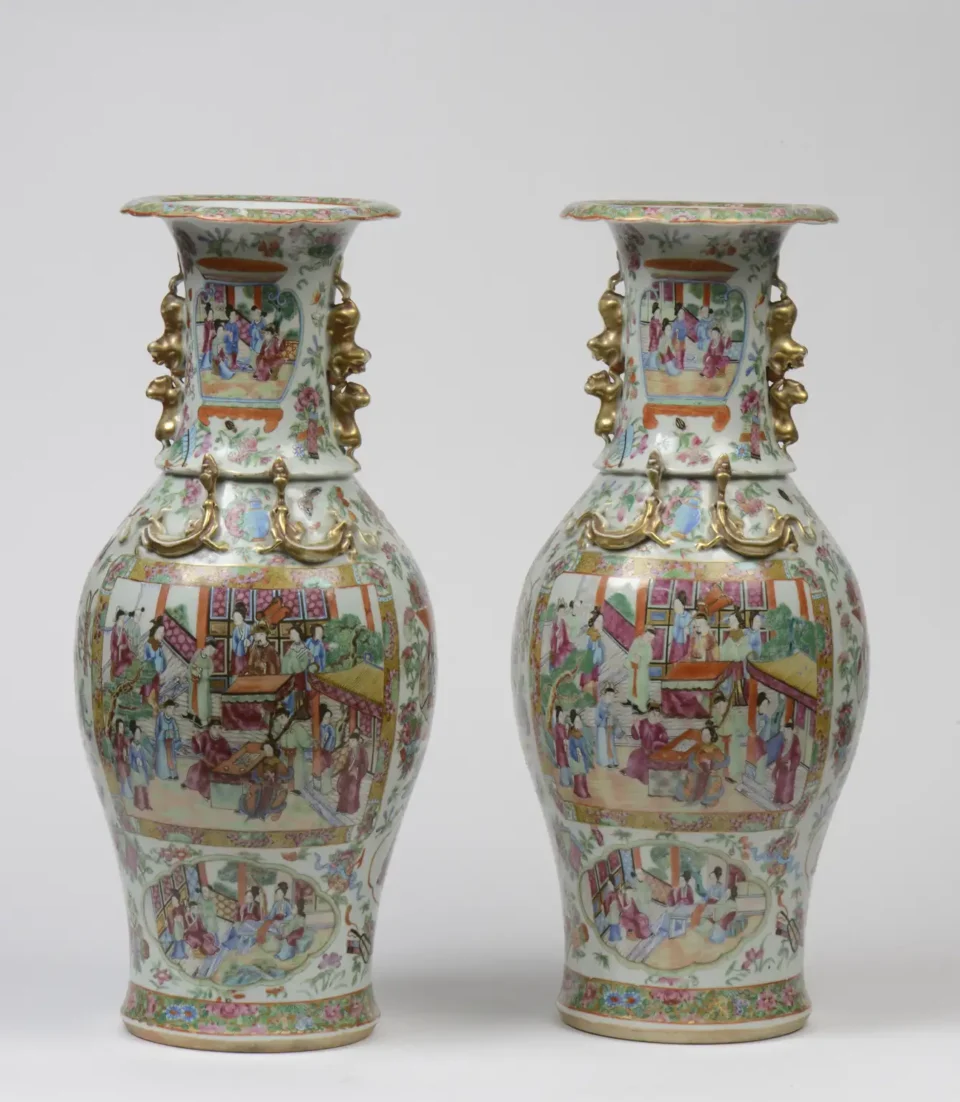 Paire de vases balustre en porcelaine de Canton - CHINE - XIXe siècle