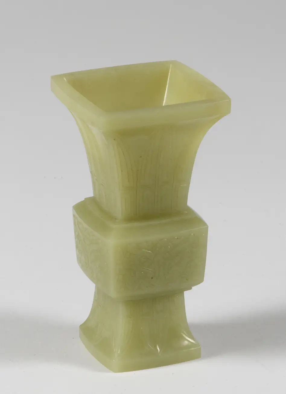 Vase Gu quadrangulaire en jade jaune - CHINE - XXe siècle