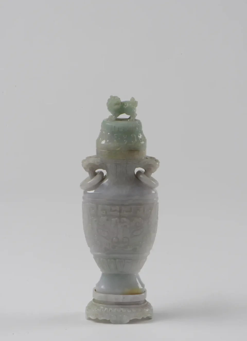 Vase balustre couvert avec son socle en jadéite sculpté en symétrie en léger relief de masques taotie, pétales de lotus, grecques et feuilles de bananiers. - CHINE - XXe siècle