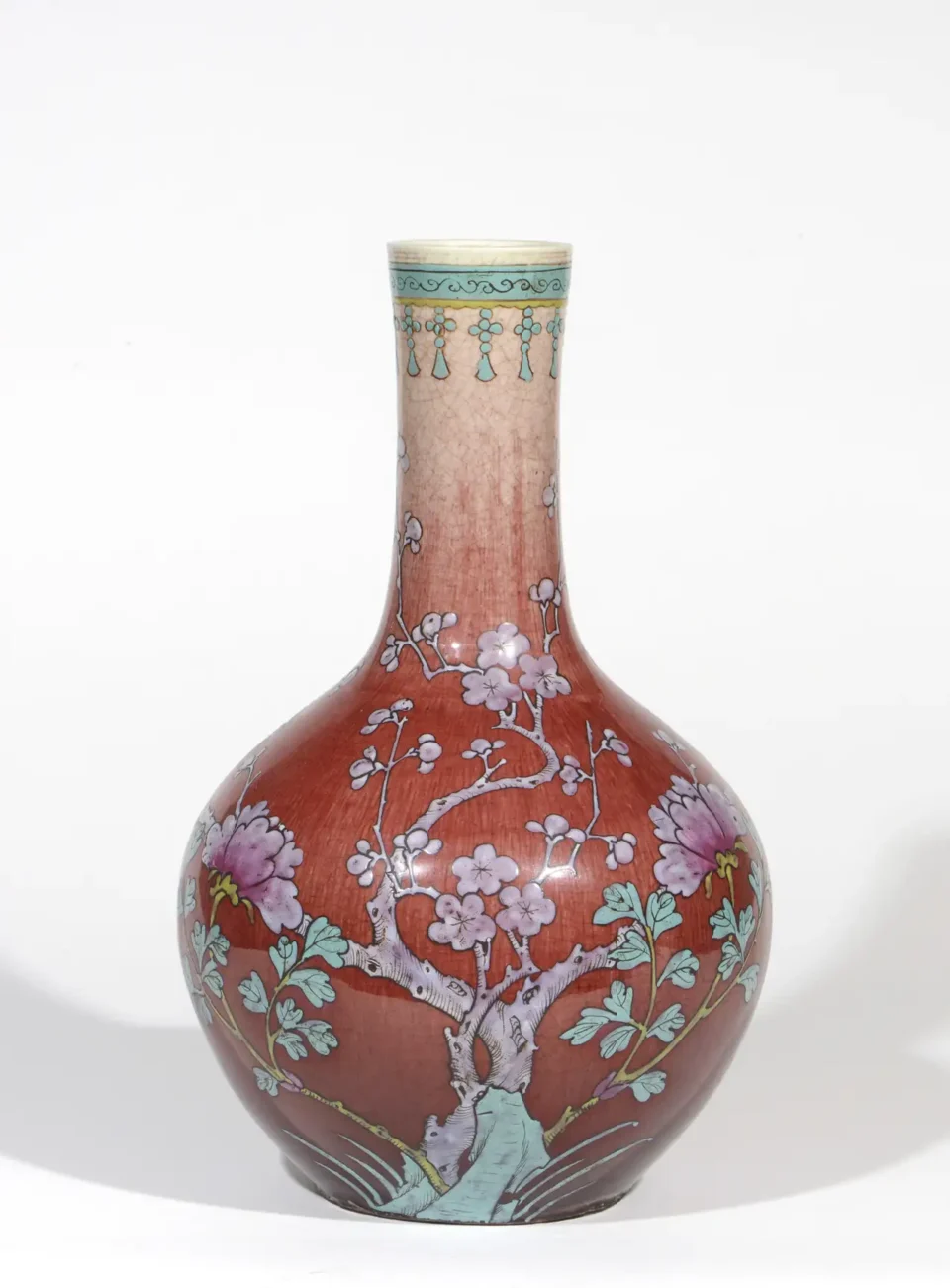 Vase bouteille à décor polychrome sur fond sang de bœuf, de pivoiniers et prunus en fleurs - CHINE - XIXe siècle