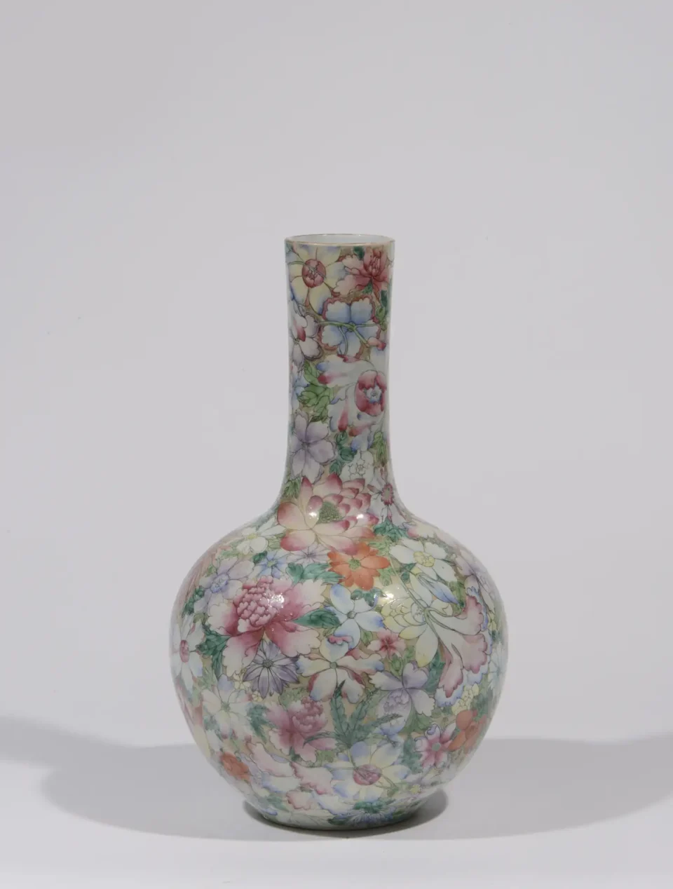 Porcelain tianqiuping vase decorated with a thousand flowers. - CHINA - Ming Dynasty (1368-1644)