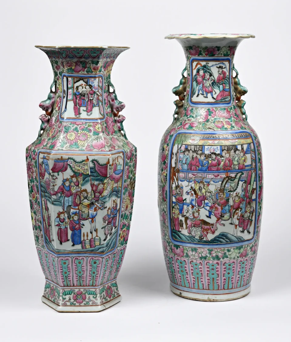 Deux vases en porcelaine décor de la famille rose - CHINE - XIXe siècle