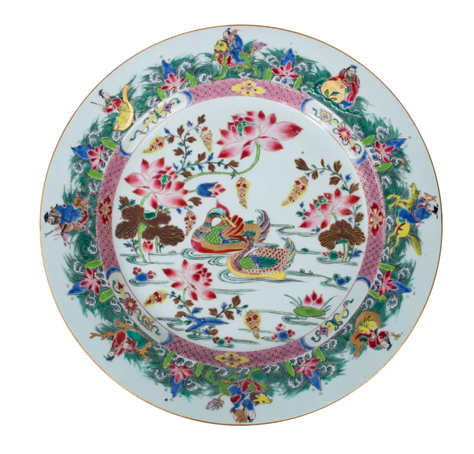 Plat en porcelaine à décor de la Famille Rose - CHINE - XVIIIe siècle