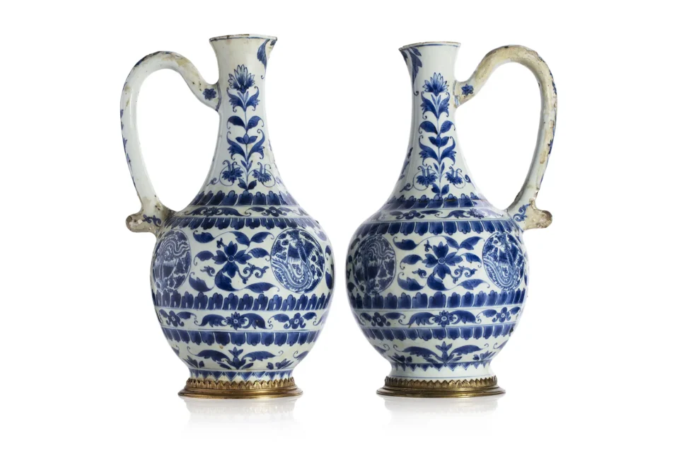 Paire d’aiguières en porcelaine bleu et blanc - CHINE - Époque Transition (XVIIe siècle)