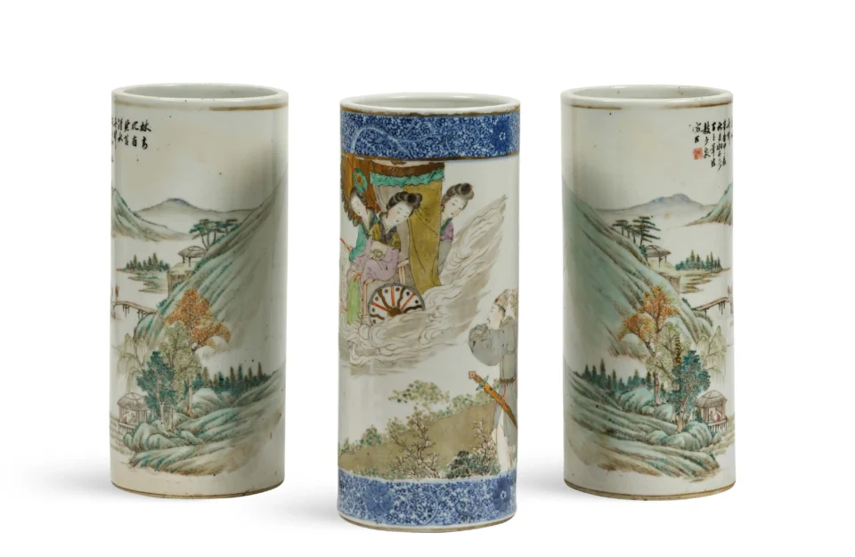 Ensemble de trois vases rouleaux en porcelaine - CHINE - XXe siècle