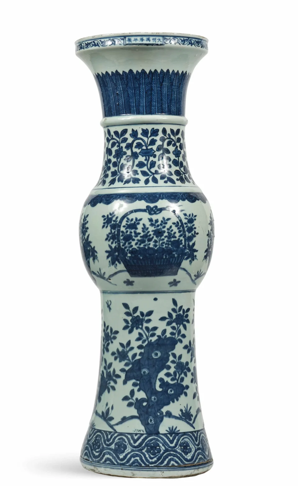 Important vase en porcelaine de forme Gu - CHINE - Dynastie Ming (1368-1644)