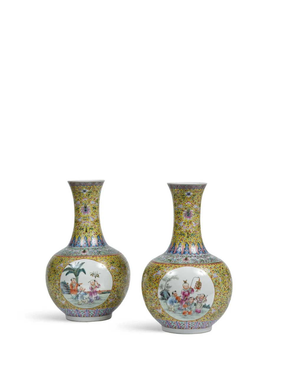 Paire de vases en porcelaine de forme bouteille - CHINE - XXe siècle