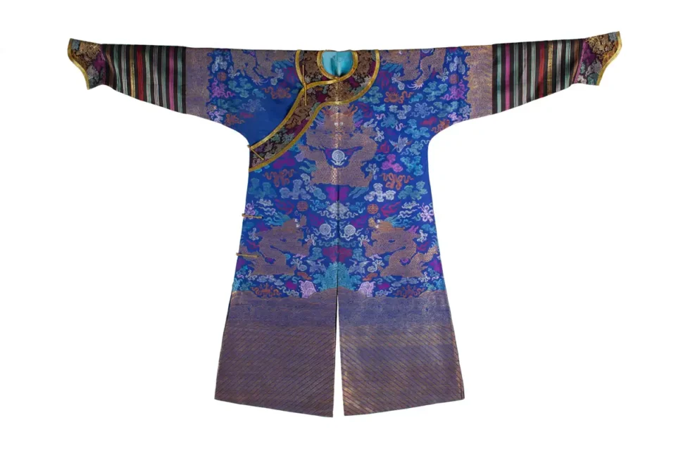 Robe en soie brodée à décor de dragon - CHINE - Epoque Guangxu (XIX-XXe siècle)