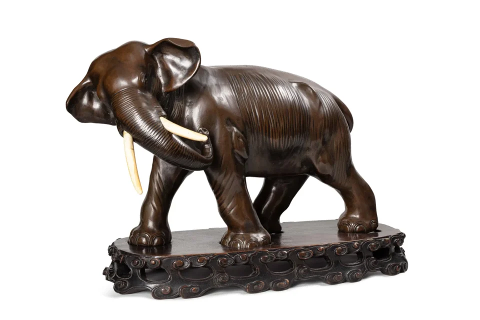 Important éléphant en bronze massif - CHINE - XXe siècle