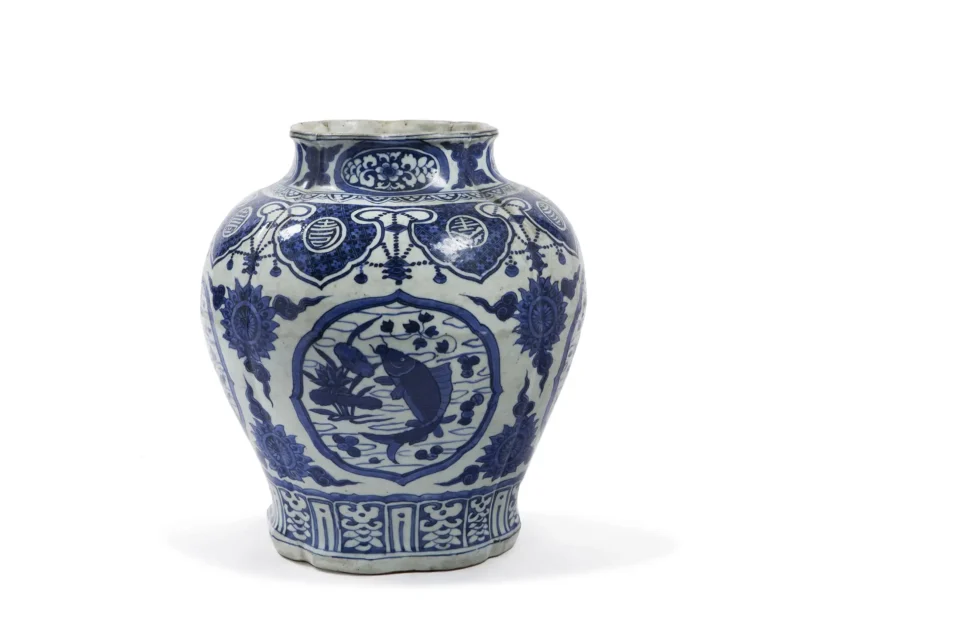 Petite jarre à panse quadrilobée en porcelaine blanche - CHINE - XVIII-XIXe siècle