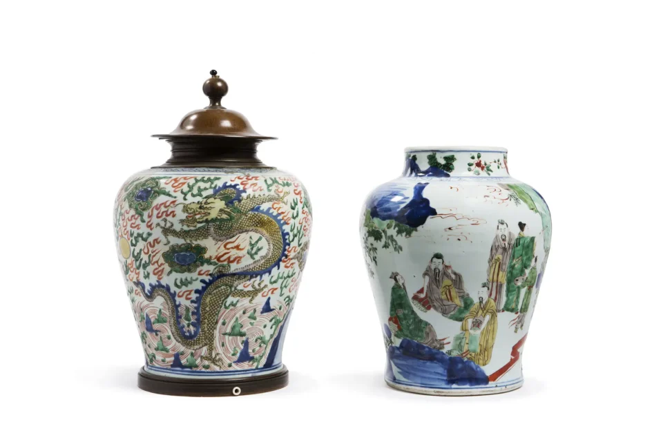 Lot comprenant deux potiches de forme balustre en porcelaine et émaux Wucai - CHINE - XVIIe siècle