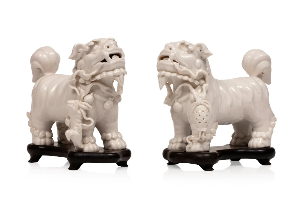 Paire de chiens de Fô en porcelaine blanc de Chine - CHINE - XVIIIe siècle