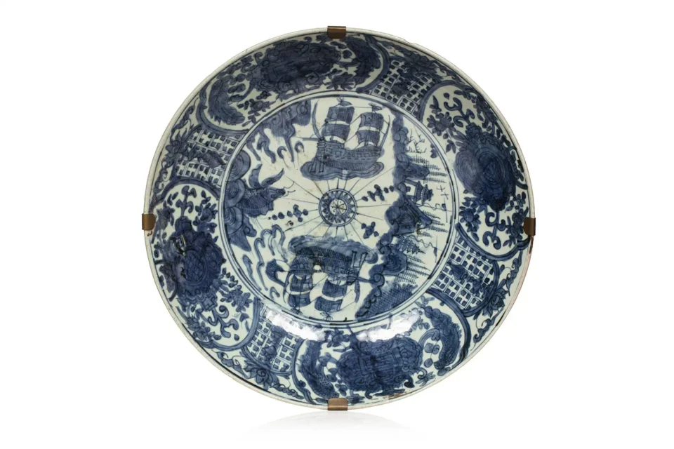 Large porcelain dish with blue and white decoration - CHINA - 16th century